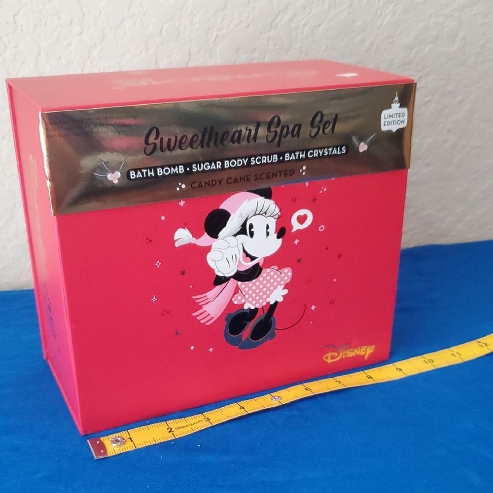 The Crème Shop Disney Minnie Mouse Sweetheart Spa Set NIB Limited Edition